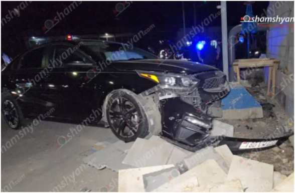 Ավանում բախվել են «Nissan Tiida»-ն ու «Kia»-ն, վերջինը հայտնվել է մայթին